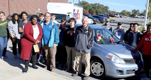 Eine Gruppe von Studenten arbeitet ein ganzes Jahr lang, um einer alleinerziehenden Mutter mit 6 Kindern ein neues Auto zu schenken